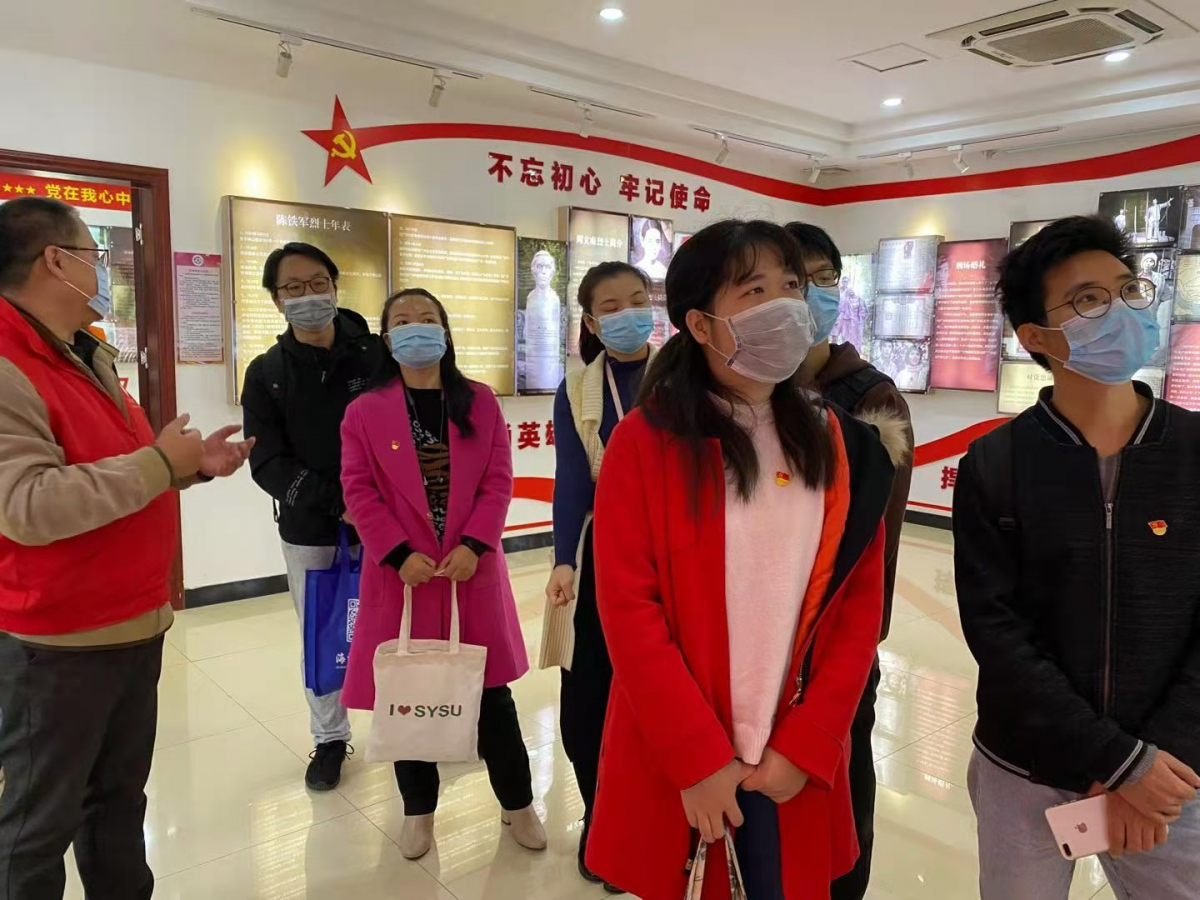 支部成员在铁军纪念馆