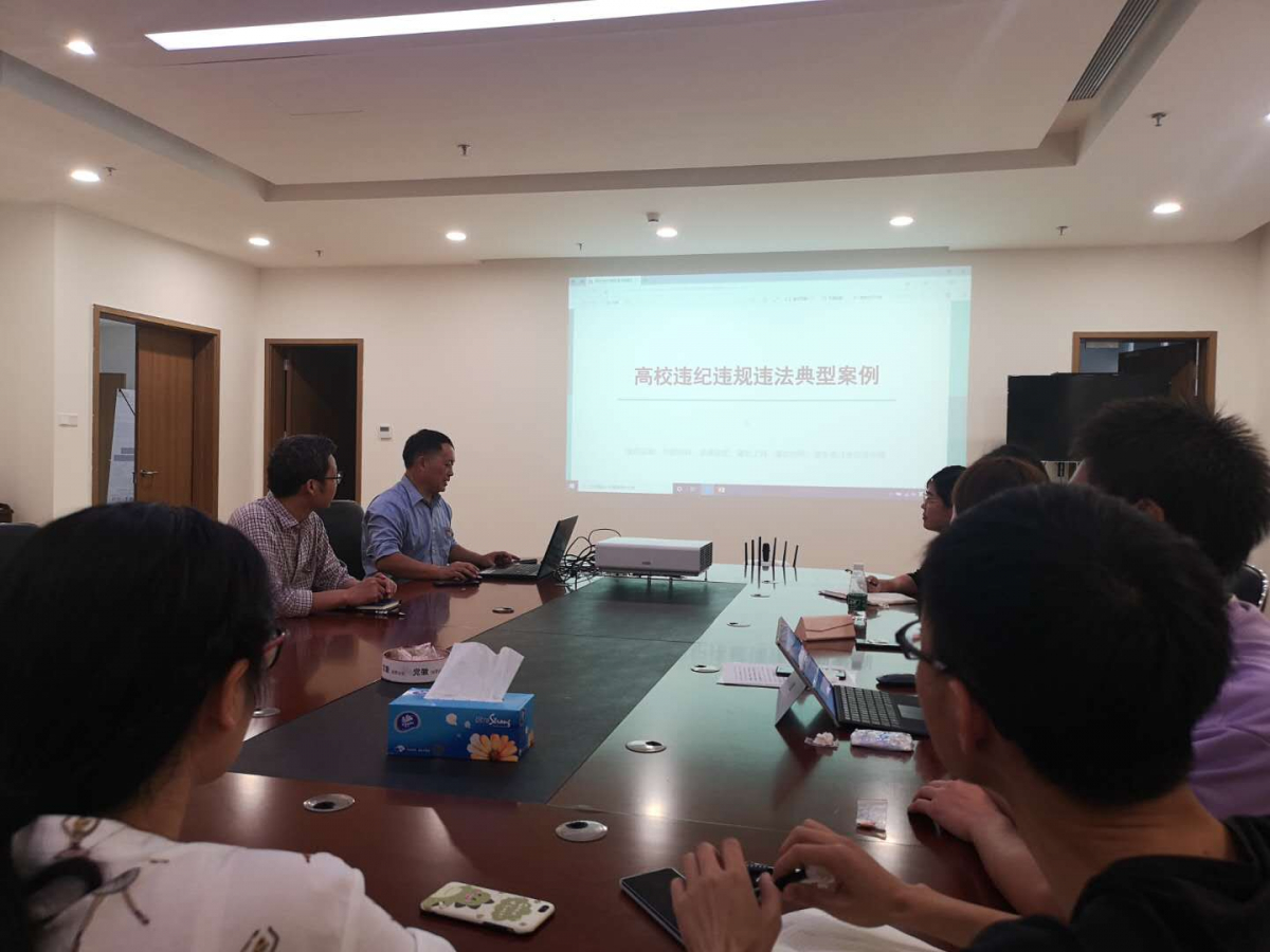 支部书记邹世春同志做关于加强纪律教育和师德建设学习的简短报告