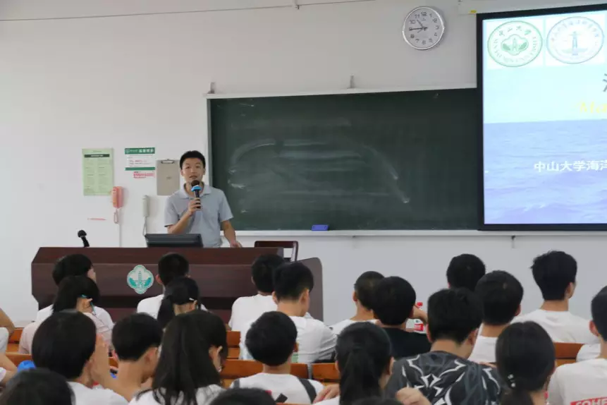 苏明副教授为饶平二中师生一行做精彩讲座