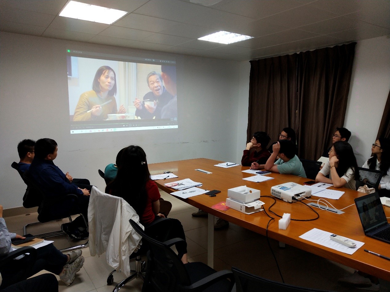 支部组织观看廉政微电影